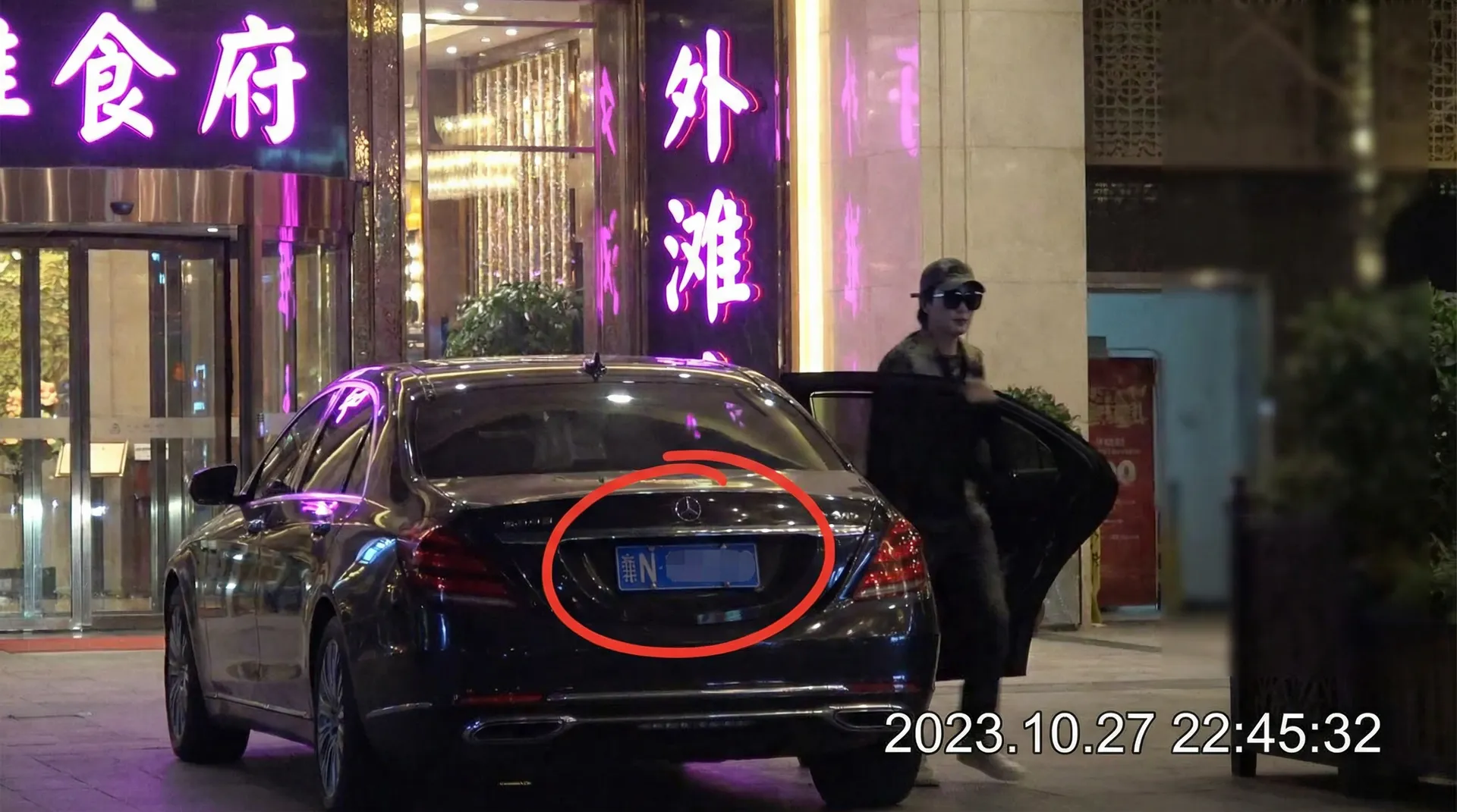 【51官网】51官网最新入口_51官网实时更新 - 豪车餐厅外偷拍
